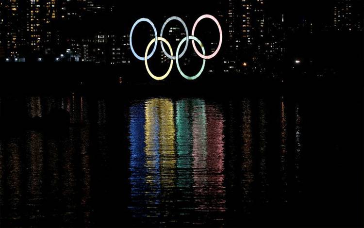 Cincin raksasa Olimpiade tampak bercahaya di tengah wabah COVID-19 di Tokyo, Jepang 13 Januari 2021. (REUTERS/KIM KYUNG-HOON)