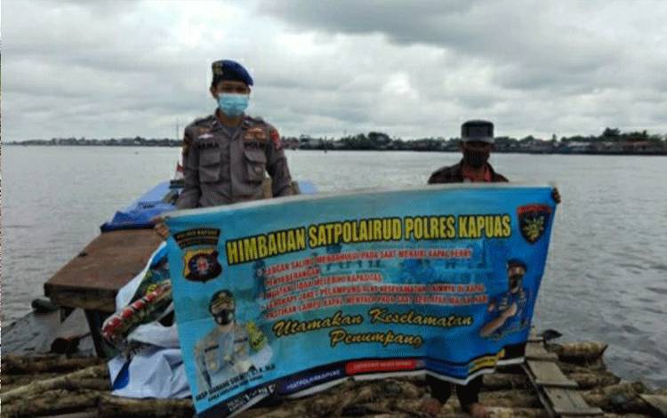 Personel Satpolair Polres Kapuas saat melaksanakan patroli sungai sambangi kapal di DAS Kapuas.