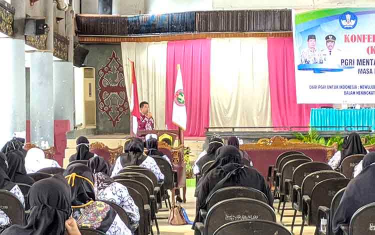 Pj Sekretaris Daerah (Sekda) Kotim, Suparmadi menyampaikan sambutan pada pembukaan Konferensi Cabang PGRI Mentawa Baru Ketapang, Kamis, 28 Januari 2021.