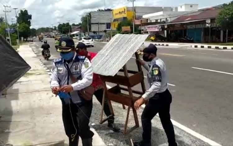Petugas Dishub Palangka Raya saat menertibkan pedagang yang berjualan diatas trotoar di Jalan Tjilik Riwut, Kamis 28 Januari 2021