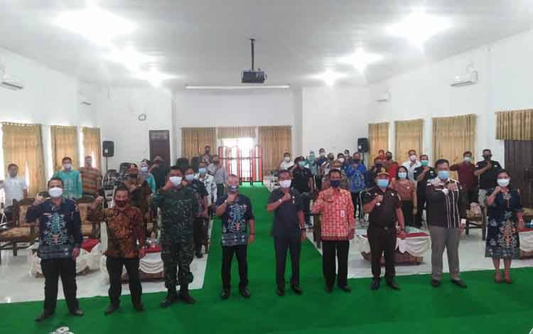 Ketua Bawaslu Katingan Yosafat E Kawung foto bersama sejumlah pejabat dan anggota pengawas kecamatan