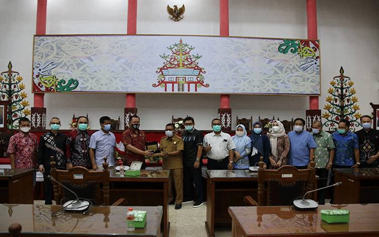 Wakil Rakyat dari DPRD Kota Banjarmasin melakukan kunjungan kerja atau kunker ke Kota Palangka Raya pada Kamis, 28 Januari 2021.
