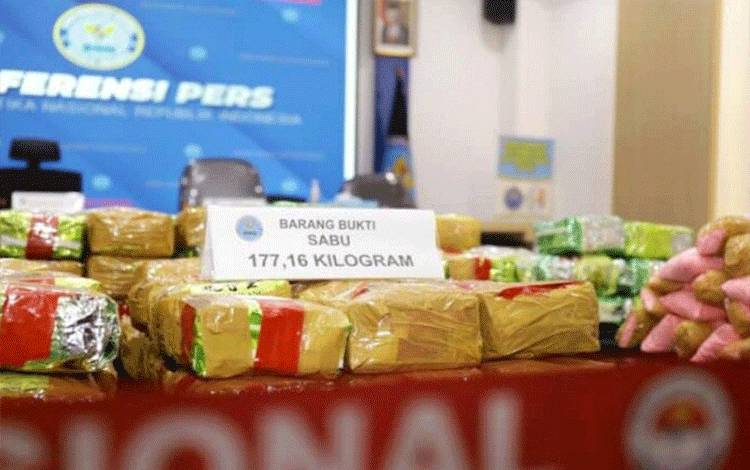 Sebagian barang bukti hasil pengungkapan kasus narkoba yang dirilis Badan Narkotika Nasional di Kantor BNN, Cawang, Jakarta Timur, Kamis (28/1/2020) (ANTARA/HO-Badan Narkotika Nasional)