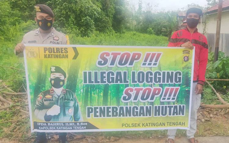 Anggota Polsek Katingan Tengah melakukan sosialisasi setop illegal logging.