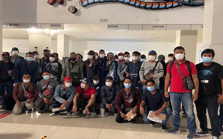 Ratusan pekerja migran Indonesia yang dipulangkan dari sejumlah negara Pasifik tiba di Bandara Soekarno-Hatta, Banten, pada Kamis malam (28/01/2021). (HO-Kemlu RI)