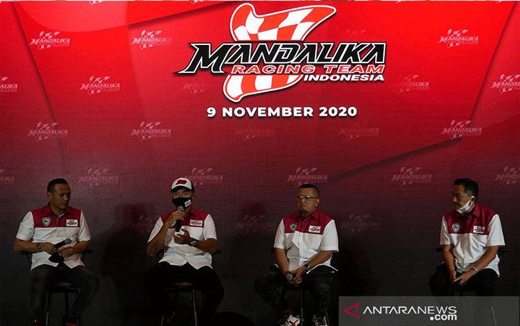 Pebalap nasional Dimas Ekky Pratama (kedua kiri) berbicara di acara peluncuran Mandalika Racing Team Indonesia di Jakarta, Senin (9/11/2020). ANTARA/Aditya E.S. Wicaksono/am.