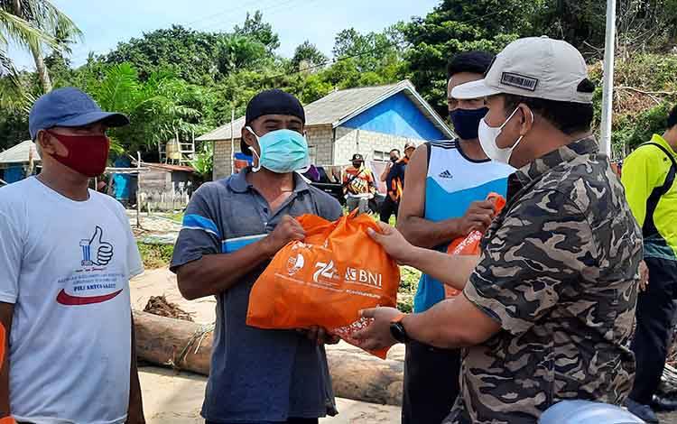 Wakil Bupati Kobar Ahmadi Riansyah memberikan bantuan paket sembako kepada warga terdampak abrasi di Desa Keraya
