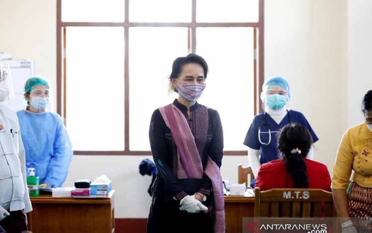 Penasihat Negara Myanmar Aung San Suu Kyi mengunjungi rumah sakit di Naypyitaw, Myanmar, Rabu (27/1/2021), sementara petugas medis menerima vaksin virus corona (COVID-19) buatan AstraZeneca COVISHIELD setelah Myanmar menerima 1,5 juta dosis vaksin yang diproduksi oleh Institut Serum India. ANTARA FOTO/REUTERS/Thar Byaw/HP/djo