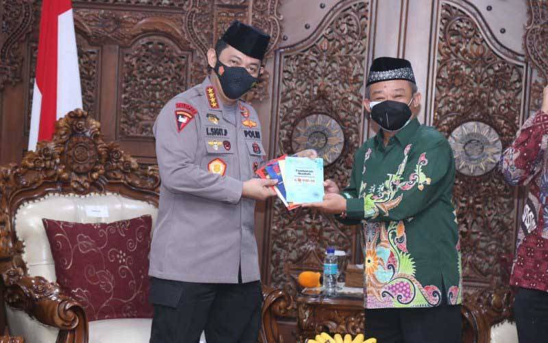 Sekretaris Umum PP Muhammadiyah Abdul Mu'ti (kanan) saat menerima kunjungan silaturahmi Kapolri Jenderal Pol Listyo Sigit Prabowo di Kantor PP Muhammadiyah, Jakarta, Jumat (29/1/2021). (foto : ANTARA/ HO-Polri)