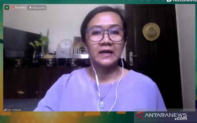 Direktur Eksekutif WALHI Nur Hidayati dalam diskusi virtual tentang daya saing daerah yang diselenggarakan Katadata dipantau dari Jakarta, Kamis (8/10/2020). (foto : ANTARA/Prisca Triferna)