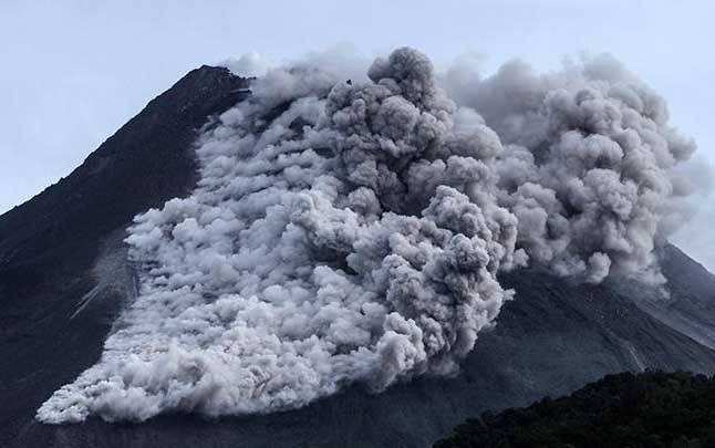Awan panas guguran Gunung Merapi terlihat dari Kaliurang, Sleman, DI Yogyakarta, Rabu 27 Januari 2021. (foto : ANTARA/Hendra Nurdiyansyah)