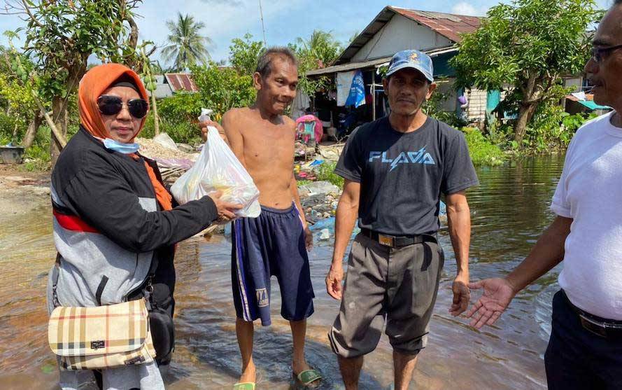 Ketua Gemawira Kalteng 2 Sampit, Kotawaringin Timur, Ernawati Machmud menyerahkan bantuan untuk korban banjir di Kalsel.