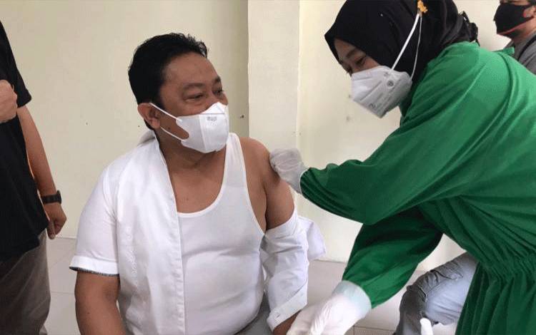 Bupati Pulang Pisau Edy Pratowo mendapatkan vaksinasi kedua di RSUD Pulpis, Jumat 29 Januari 2021.