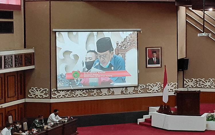 Wakil Ketua I DPRD Kalteng, H Abdul Razak saat memimpin Rapur ke-4 masa persidangan I tahun 2021 DPRD Kalteng. Senin, 1 Februari 2021.