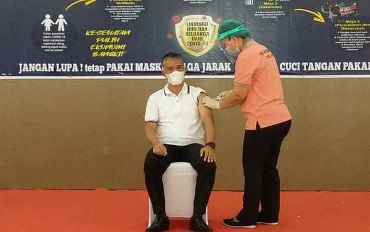 Sekda Lamandau M Irwansyah saat disuntik vaksin setelah mengikuti rangkaian pemeriksaan medis, Senin, 1 Februari 2021.