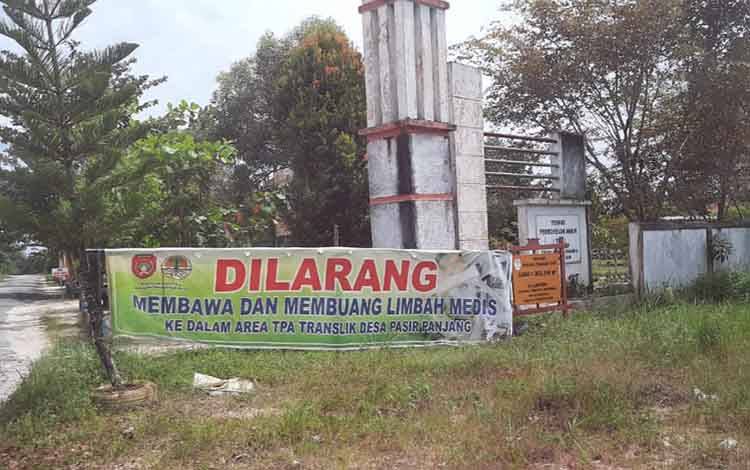 Spanduk larangan pembuangan limbah medis di pintu gerbang TPA Translik, Desa Pasir Panjang.