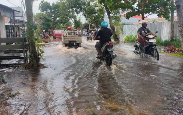 Banjir di kawasan perkotaan Sampit.