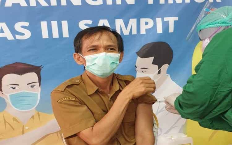 Plt Direktur RSUD dr Murjani Sampit Benyamin Kumila, saat disuntik vaksin Covid-19