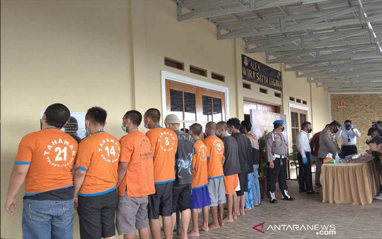 Sejumlah bandar narkoba jaringan lembaga pemasyarakatan (lapas), Senin (1/2/2021) ditangkap Satnarkoba Polres Cianjur, Jawa Barat, setelah berusaha menyelundupkan sabu ke dalam Lapas Cianjur. (FOTO ANTARA/Ahmad Fikri)