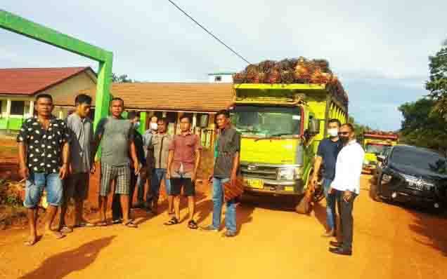 Komisi IV DPRD Kotawaringin Timur saat menghentikan truk sawit bersama warga di Dusun Terobos, Desa Buki Raya.