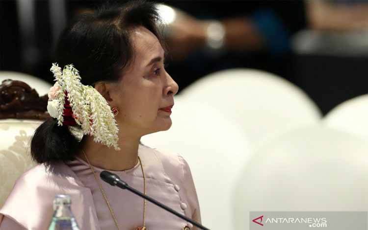 Penasihat Negara Myanmar Aung San Suu Kyi menghadiri sidang pleno KTT ke-35 ASEAN di Bangkok, Thailand, Sabtu (2/11/2019). REUTERS/Athit Perawongmetha/wsj/djo