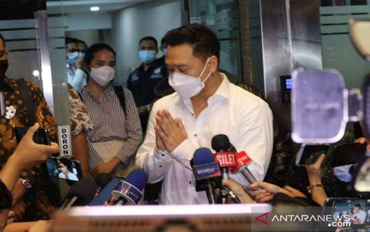 Michael Yukinobu de Fretes alias Nobu (MYD) diperiksa sebagai tersangka kasus video asusila selama 11 jam di Polda Metro Jaya, Senin (4/1/2021). ANTARA/Fianda Sjofjan Rassat.