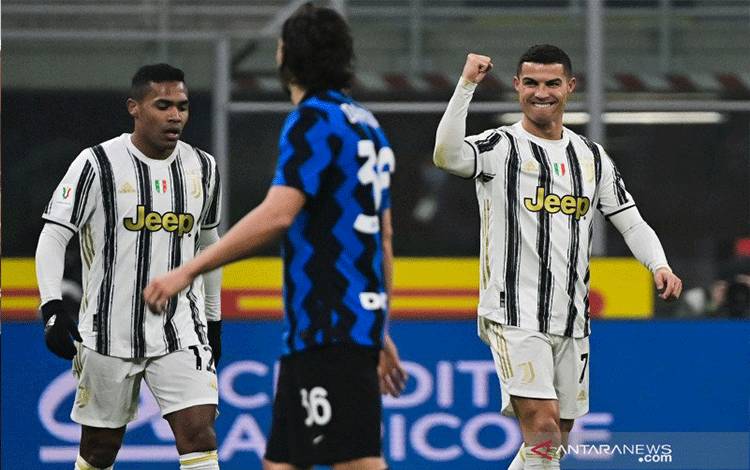 Penyerang Juventus Cristiano Ronaldo (kanan) merayakan gol yang dicetaknya ke gawang Inter Milan pada pertandingan leg pertama semifinal Piala Italia yang dimainkan di Stadion Giuseppe Meazza, Milan, Selasa (2/2/2021). (ANTARA/AFP/MIGUEL MEDINA)