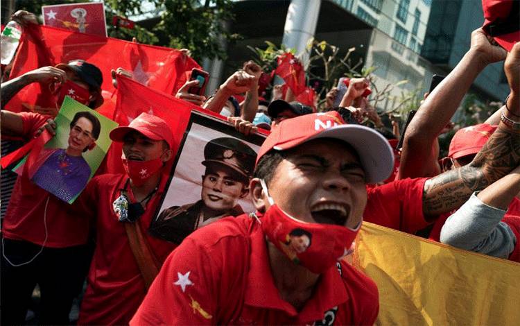 Pendukung NLD meneriakkan slogan-slogan di depan kedutaan Myanmar selama unjuk rasa setelah militer merebut kekuasaan dari pemerintah sipil yang dipilih secara demokratis dan menangkap pemimpinnya Aung San Suu Kyi, di Bangkok, Thailand, Senin (1/2/2021). ANTARA FOTO/REUTERS/Athit Perawongmetha/FOC/sa.
