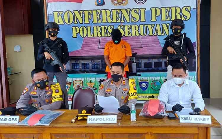 Kapolres Seruyan AKBP Bayu Wicaksono saat kegiatan konferensi pers, Rabu 3 Februari 2021.