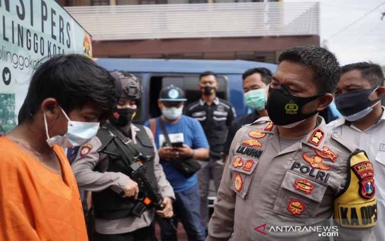 Kapolres Kota Probolinggo AKBP RM Jauhari berbincang dengan tersangka AA saat rilis kasus ungkap penabrak anggota Satlantas di Mapolres Kota Probolinggo, Jawa Timur, Rabu (3/2/2021). (ANTARA/ HO - Humas Polresta Probolinggo)