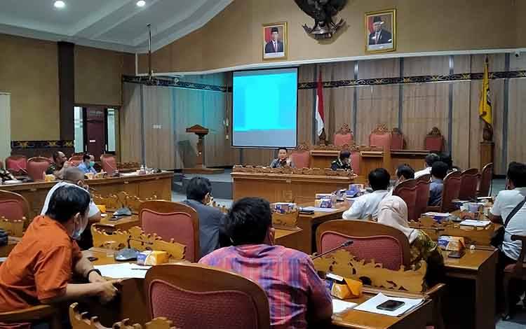Rapat dengar pendapat terkait kerusakan Jalan Dusun Terobos, Desa Bukit Raya, di DPRD Kotawaringin Timur, Rabu, 3 Februari 2021.