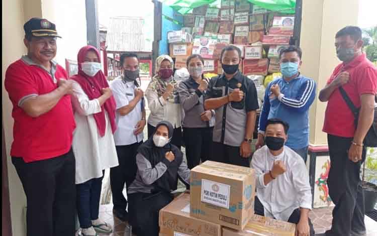 Bantuan dari PGRI Kotim untuk korban banjir di Kalimantan Selatan.