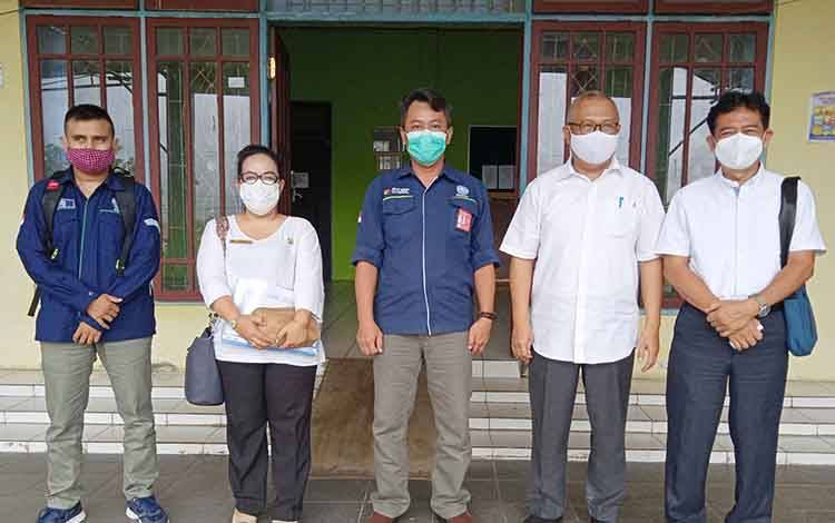 Kepala Stasiun Meteorologi Sanggu, Nur Setiawan (tengah) saat berkunjung ke Kantor BPBD Damkar Barito Timur.