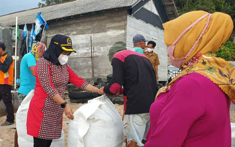 Anggota DPRD Kobar, Mina Irawati saat reses ke Desa Keraya.