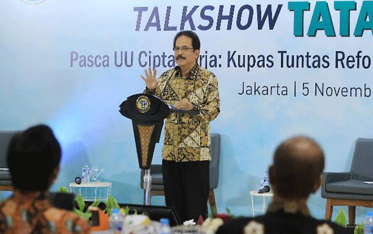 Menteri ATR/BPN, Sofyan Djalil, saat menjadi pembicara kunci dalam diskusi Hantaru 2020 bertajuk "Pasca UU Cipta Kerja: Kupas Tuntas Reformasi Perizinan Berbasis RDTR" di Jakarta, Kamis, 5 November 2020.