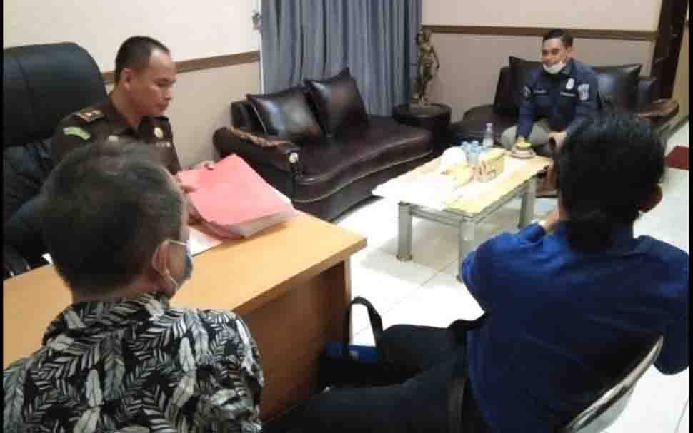 JPU Kejaksaan Negeri Kotim saat menerima berkas P-21 kasus pembunuhan Nur Fitri. yang diantar oleh Kasat Reskrim Polres Kotim.