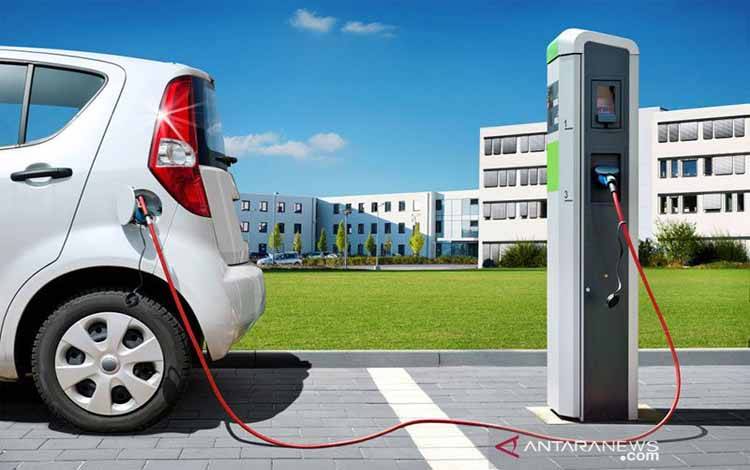 Mobil listrik tengah mengisi daya di tempat pengisian umum. ANTARA/Shutterstock/pri.