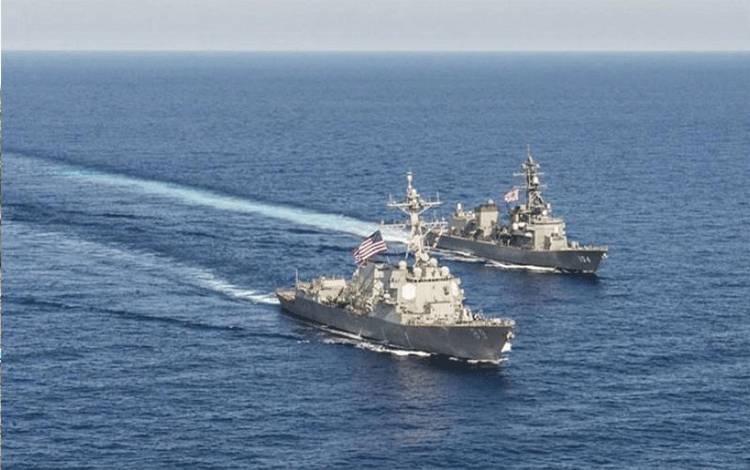 Dokumentasi: Dua kapal perang AS, Mustin dan Benfold, berlayar melintasi Selat Taiwan dalam suatu pelayaran yang dipandang Taiwan sebagai bentuk dukungan dari AS, yang meningkatkan ketegangan dengan China. (Reuters) (Reuters/)