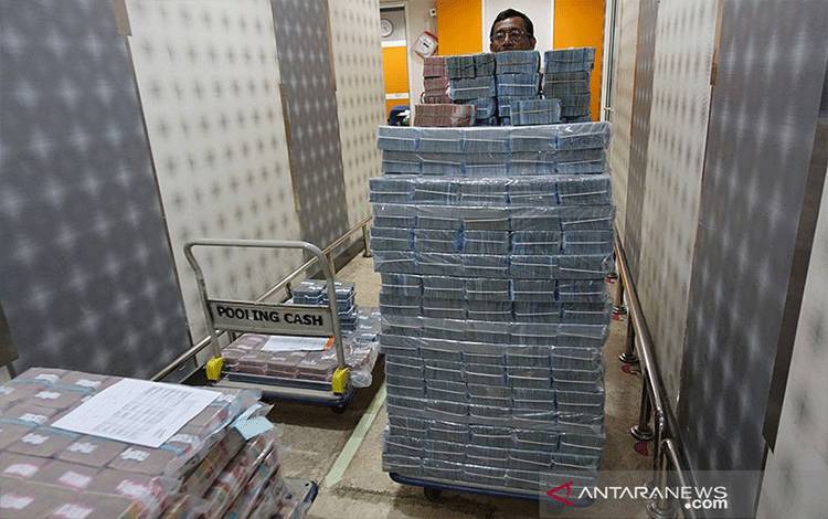 Ilustrasi: Pekerja membawa uang rupiah di cash center sebuah bank di Jakarta . ANTARA FOTO/Rosa Panggabean/ama.