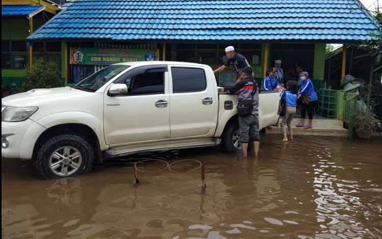 Sejumlah pengurus PGRI Kotim saat membagikan bantuan untuk korban banjir di Kalsel.