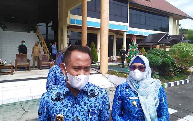 Wali Kota Palangka Raya Fairid Naparin bersama Wakilnya Umi Mastikah