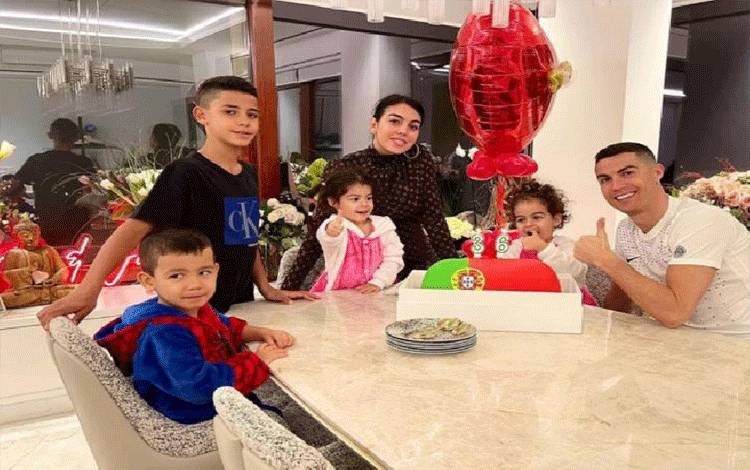 Cristiano Ronaldo celebrated his 36th birthday with his family at home