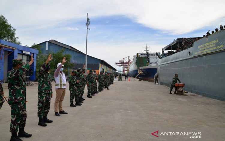 Komandan Korem 101 Antasari Brigjen TNI Firmansyah saat melepas KRI ADRI-L di Dermaga Pelabuhan Trisakti Banjarmasin