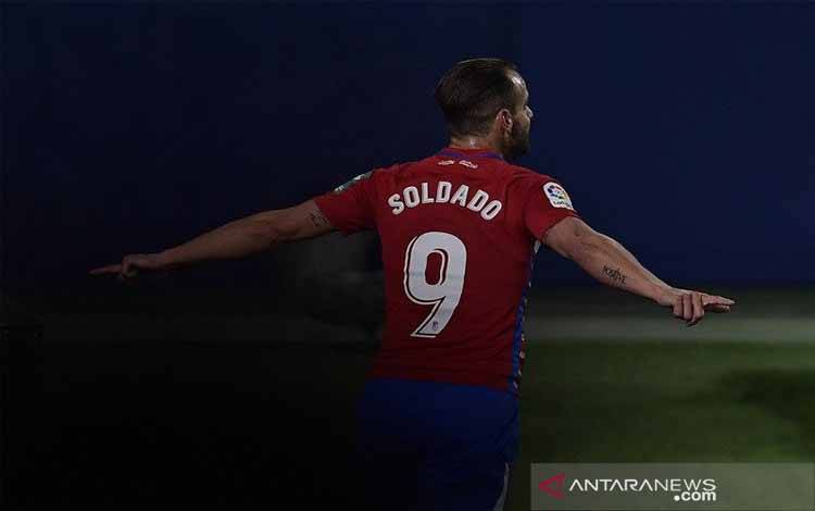 Penyerang Granada Roberto Soldado merayakan golnya ke gawang Villarreal dalam lanjutan Liga Spanyol di Stadion de la Ceramica, Villarreal, Spanyol, Rabu (20/1/2021). (6/2/2021). (ANTARA/AFP/Jose Jordan)