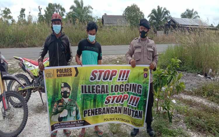 Anggota Polsek Katingan Tengah melakukan sosialisasi larangan kegiatan ilegal logging kepada warga