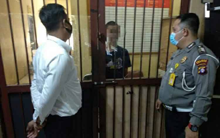 Personel piket jaga saat melakukan monitoring di ruang tahanan Polres Kapuas pada Senin 8 Februari 2021.