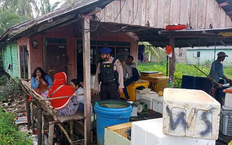 Personel Polair Polres Seruyan saat memberikan pesan kamtibmas kepada warga pesisir di Desa Sungai Undang.