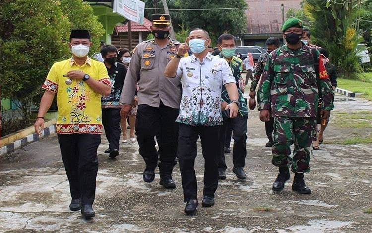 Bupati Barito Selatan H Eddy Raya Samsuri mendatangi salah satu balai desa di Kecamatan Dusun Selatan untuk melaksanakan musrenbangdes.