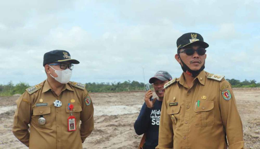 Wakil Bupati Katingan Sunardi Litang didampingi Camat Katingan Tengah meninjau lokasi rencana pembangunan RS Pratama Tumbang Samba.