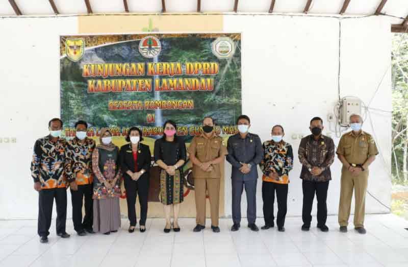 Pemkab dan DPRD Kabupaten Gumas berfoto bersama rombongan DPRD Kabupaten Lamandau, di Tahura Lapak Jaru, Senin, 8 Februari 2021.